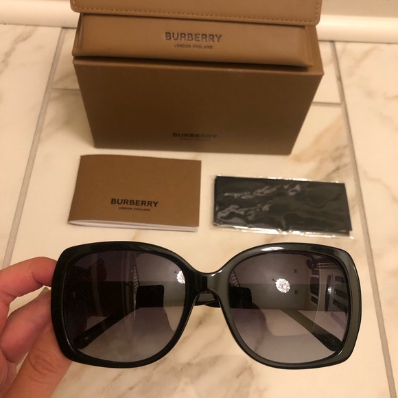 🔥NEW BURBERRY SUNGLASSES 🔥 - Picture 3 of 12